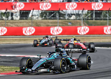 George Russell vor Lewis Hamilton
