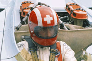 Der Schweizer Jo Siffert mit seinem legendären Helm-Design im Porsche