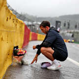 Pierre Gasly legt in Spa Blumen für seinen verstorbenen Freund nieder