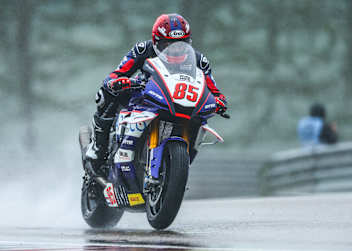 Twan Smits mit der R1 auf dem verregneten Sachsenring