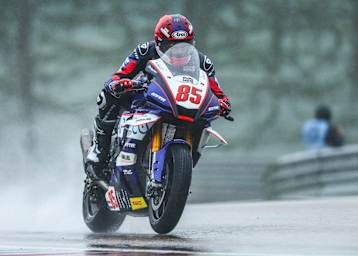 Twan Smits mit der R1 auf dem verregneten Sachsenring