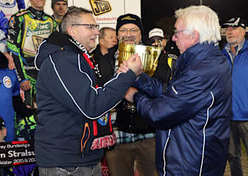 Bernd Sagert (li.) erhielt den Pokal für Meister Stralsund