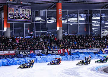 Action in der Max Aicher Arena in Inzell