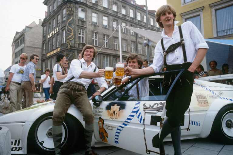 Wirtshaus BMW M1 von 1981 mit der Fahrer-Besatzung Poldi, Danner und Obi 