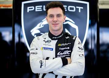 Alex Quinn im Peugeot-Dress