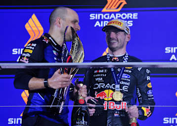 Max Verstappen mit seinem Renningenieur Gianpiero Lambiase (l.)