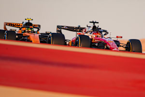 Charles Leclerc im Ferrari vor Lando Norris im McLaren