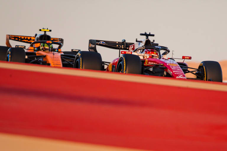 Charles Leclerc im Ferrari vor Lando Norris im McLaren