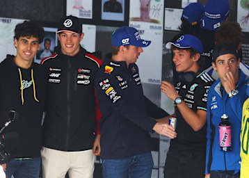 Max Verstappen (M.) mit Bortoleto, Bearman, Antonelli und Colapinto