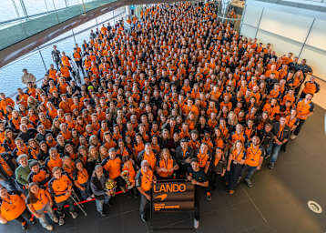 Die McLaren-Mannschaft feiert Lando Norris