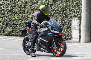 Neuer Tank, bekannte Aerodynamik. Die Aprilia RS660 Factory auf Testfahrt