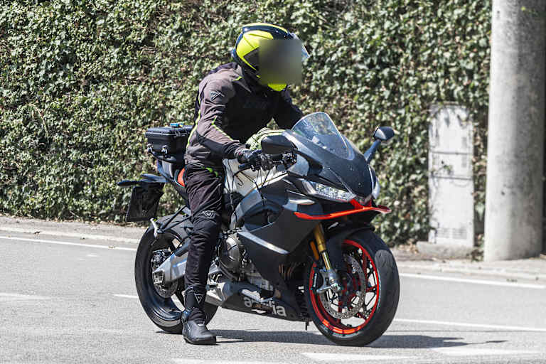 Neuer Tank, bekannte Aerodynamik. Die Aprilia RS660 Factory auf Testfahrt
