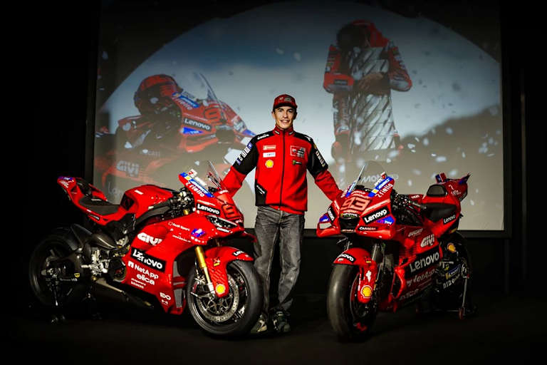 Marc Marquez mit seiner Werks-Ducati (rechts) und der Panigale V4 Replica