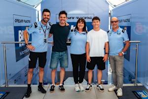 Gresini-Duo Joan Mir (schwarzes Hemd) und Daniel Holgado (weißes Shirt)