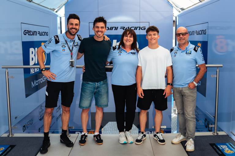 Gresini-Duo Joan Mir (schwarzes Hemd) und Daniel Holgado (weißes Shirt)