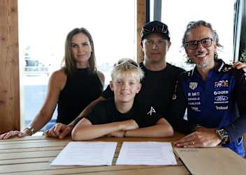 Robin Räikkönen mit seinen Eltern Minttu und Kimi sowie mit RBR-Chef Mekies