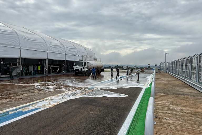 Arbeiten an der Strecke, um das Wasser zu beseitigen