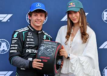 Kimi Antonelli bekam den Pole-Position-Award von der Olympionikin Eileen Gu