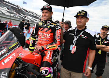 Alvaro Bautista (li.) will weiterhin Rennen fahren