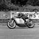 Mike Hailwood mit zerbeulter und waidwunder MV Agusta zum Senior-TT-Sieg