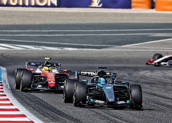 George Russell (Mercedes) vor Lewis Hamilton (Ferrari)