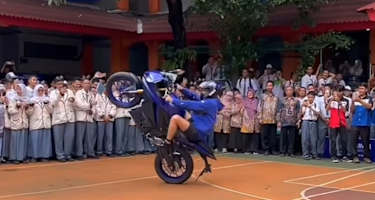 Toprak Razgatlioglu führte vor Schülern und Lehrern einige Stunts vor