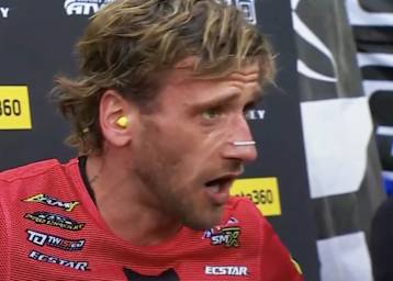 Ken Roczen diskutiert nach dem Vorlauf mit seinem Team