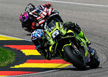 Nicht selten: Eine Trackhouse-Aprilia vor einer Werks-Aprilia