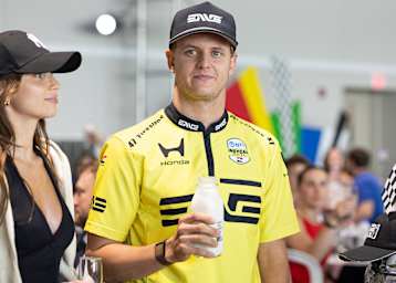 Mick Schumacher bei der Rookie-Zeremonie mit einer kleinen Flasche Milch
