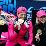 Sarah Bovy (Mitte) ist erfolgreiche Rennfahrerin