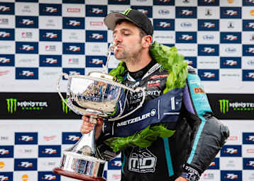 Michael Dunlop hat bereits ein inniges Verhältnis zu den TT-Pokalen