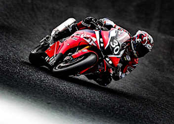Die Honda mit der Nummer 30 geht als Favorit ins Traditionsrennen