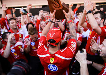 Nicht nur das Ferrari-Team freute sich mit Lewis Hamilton über den GP-Sieg