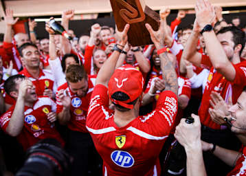 Nicht nur das Ferrari-Team freute sich mit Lewis Hamilton über den GP-Sieg
