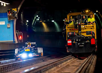 Achtung, Zugdurchfahrt... nein! Formel-1-Auto-Durchfahrt! Der RB8 in Madrid