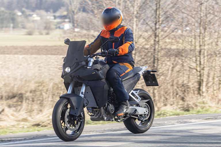 Das SM T-Design zeigt Anklänge an die 1390 Super Duke GT und die 990 Duke