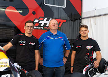 Ulrich Fritz und die Verantwortlichen vom Arena E Sachsenring Junior Team