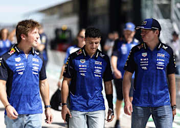 Der verletzte Isack Hadjar (M.) mit Liam Lawson (l.) und Max Verstappen
