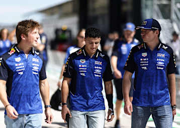 Der verletzte Isack Hadjar (M.) mit Liam Lawson (l.) und Max Verstappen
