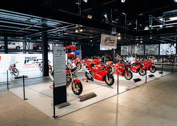 Von der Ducati 65T bis zur Panigale V4 wird die Markenhistorie illustriert