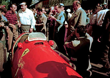 Alberto Ascari (rechts mit blauem Hemd) mit seinem Ferrari