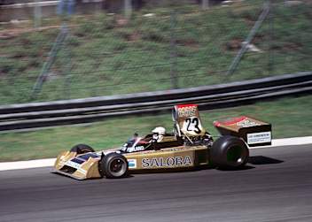 Leo Kinnunen mit seinem Surtees in Monza 1974 – mit offenem Sturzhelm