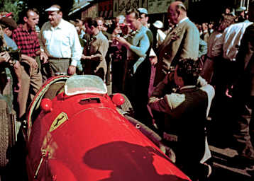 Alberto Ascari (rechts mit blauem Hemd) mit seinem Ferrari