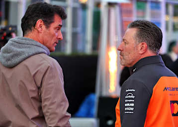 Mark Webber im Gespräch mit McLaren-CEO Zak Brown
