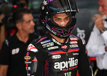 Jorge Martin: Immer mit der Aprilia-Box MotoGP-Arzt Dr. Charte (re.)