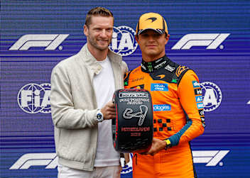 Maro Engel hat den Pirelli Pole Position Award an Lando Norris übergeben