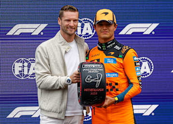 Maro Engel hat den Pirelli Pole Position Award an Lando Norris übergeben