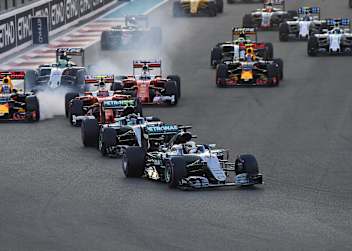 Abu Dhabi 2016: Hamilton vor Rosberg, links mit rauchendem Rad Verstappen