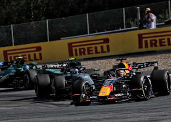 Kimi Antonelli jagt Max Verstappen