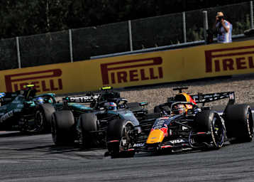 Kimi Antonelli jagt Max Verstappen